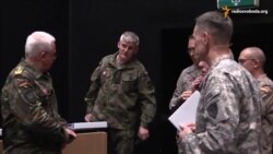 Вищі командири НАТО читали жіночі монологи зі сцени Вищі командири НАТО читали жіночі монологи зі сцени