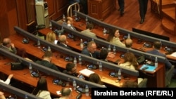 Deputetët gjatë seancës së mbrëmjes së 26 korrikut.