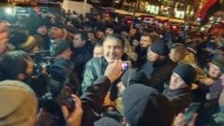 Суд не оставил Саакашвили под домашним арестом. Активисты провели его домой (видео) Суд не оставил Саакашвили под домашним арестом. Активисты провели его домой (видео)