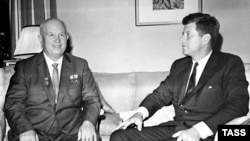 Генеральний секретар ЦК КПРС СРСР Микита Хрущов (ліворуч) і президент США Джон Фіцджеральд Кеннеді під час зустрічі у резиденції посла США у Відні. Австрія, 3 червня 1961 року