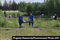 Hitne službe nose telo bivšeg ministra saobraćaja Romana Starovojta, koji je pronađen mrtav usled prostrelne rane nekoliko sati pošto ga je smenio predsednik Putin.