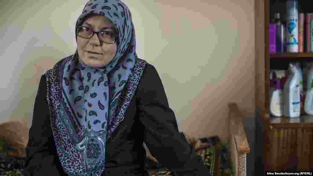 Мер'єм сидить на ліжку в себе вдома. Вона з Русланом у шлюбі вже вісім років, цей будинок так само будували разом