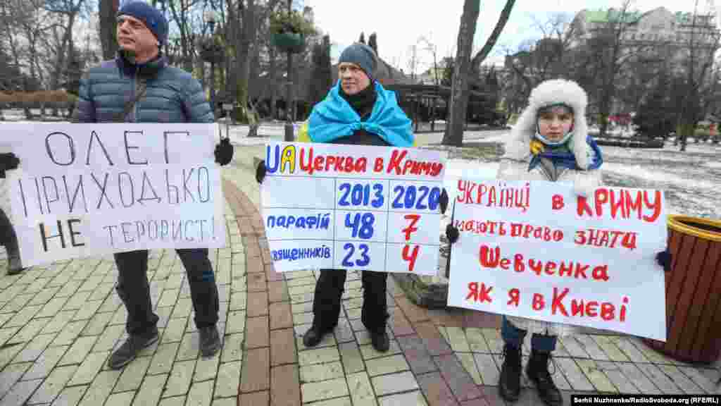 «В этот день в 2014 году были похищены организаторы движения «Евромайдан-Крым» Андрей Щекун и Анатолий Ковальский, а через год, 9 марта 2015 года, задержаны активисты Вельдар Шукурджиев, Александр Кравченко и другие, вышедшие с украинскими флагами», – напомнили организаторы акции