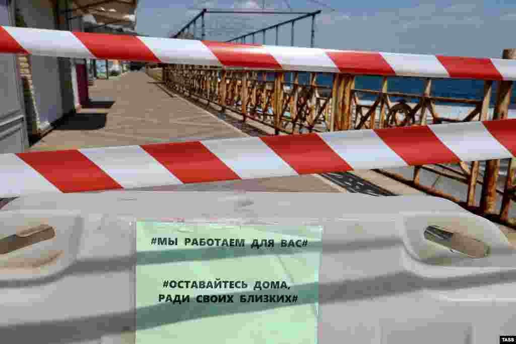 «Оставайтесь дома ради своих близких» – гласит табличка 