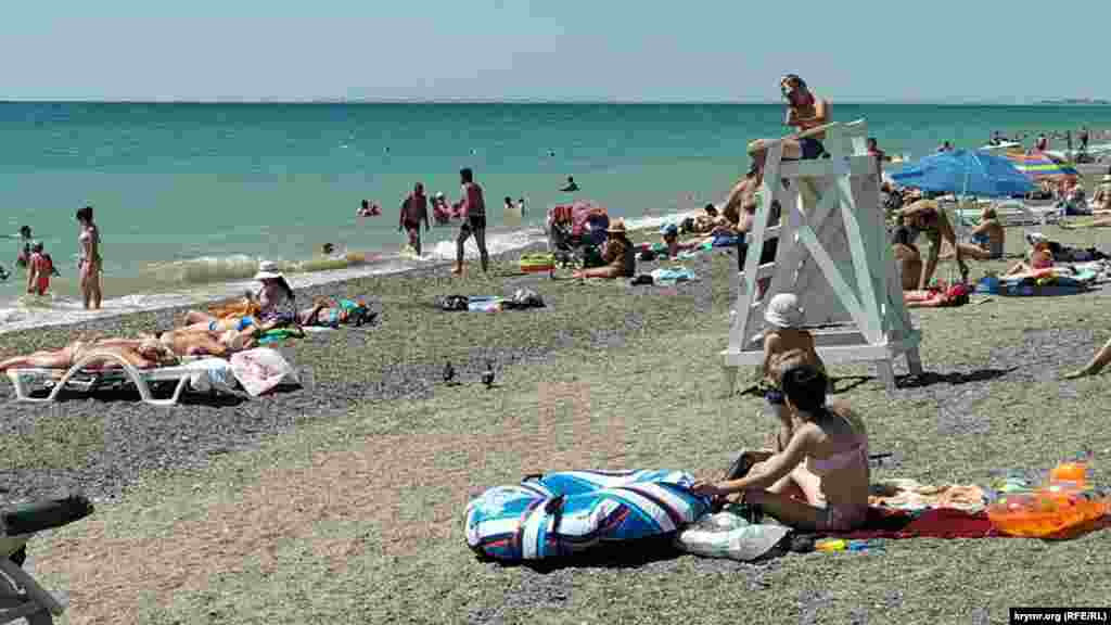 Пляж «Палуба» в поселке Новофедоровка Сакского района из-за своей протяженности разделен на несколько секторов. У входа на каждый из них размещены информационные стенды со схемой пляжа, телефонами экстренных служб и памяткой о пандемии коронавируса