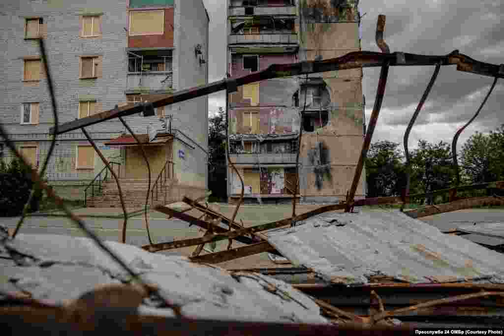 Один із районів Костянтинівки, пошкоджений обстрілами. Сітку від дронів над артеріями міста не натягують. Водночас у мережі багато відео про те, як окупанти на захоплених територіях поблизу фронту роблять дороги для евакуації та переміщення техніки безпечнішими, натягуючи сітку. Місцеві жителі сподіваються, що інженерні служби прикриють дороги міста від загрози з повітря, але історії інших міст говорять про інше, кажуть вони кореспондентові Радіо Свобода