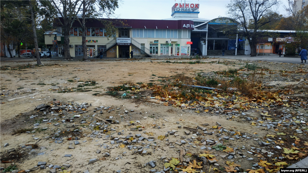 Еще в августе прошлого года здесь располагался торговый центр «Куб» и различные торговые павильоны. Три года назад российские власти города распорядились снести объекты, которые не являлись капитальными строениями или считались самовольно возведенными. После многочисленных судебных споров в августе прошлого года рабочие симферопольского предприятия «Город» приступили к сносу ТЦ, а затем демонтажу объектов