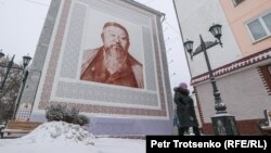 Казахстан. Мурал із зображенням казахського поета Абая на стіні багатоповерхівки. Петропавловськ, Північно-Казахстанська область, 19 грудня 2020 року