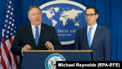 د امریکا دفاع وزیر مایک پامپیو او د خزانې وزیر سټیون منوچین پر ایران د بندیزونو لګولو لپاره خبري غونډې ته وینا کوي. ۵ نومبر، ۲۰۱۸