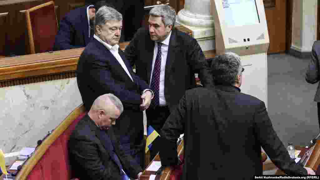 Фракція «Європейської солідарності» – за ринок землі, проте висловилася проти ухвалення нинішнього законопроєкту через передбачені ним умови. «Ключові реформи мають ухвалюватися в умовах консенсусу як у Раді, так і в суспільстві», – висловилася з трибуни Ірина Геращенко. Схожу думку висловив і голова фракції «Голос» Сергій Рахманін. Він заявив, що ухвалення законопроєкту призведе до розколу в Верховній Раді, а згодом і в Україні. Він також запропонував знайти точки дотику.