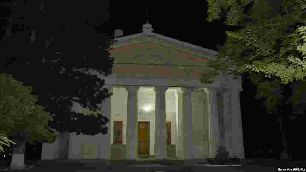 Петропавлівський собор – одна з візитівок Центрального міського пагорба. Вдень оточений деревами собор не розгледіти, а вночі він стоїть у непроглядній темряві. Єдине джерело світла – лампочка над головним входом