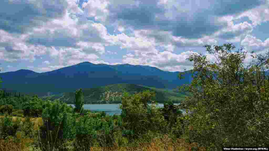 Изобильненское водохранилище. Считается самым глубоким водохранилищем Крыма. Максимальная глубина 70 м. Длина водохранилища — 4 км. Длина береговой линии — 5,5 км