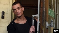 Петр Павленский выходит из здания суда. 8 июня 2016 г.