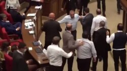 Бійка, нецензурна лайка і кидання пляшок з водою один в одного – парламент Вірменії обговорює програму уряду (відео) Бійка, нецензурна лайка і кидання пляшок з водою один в одного – парламент Вірменії обговорює програму уряду (відео)