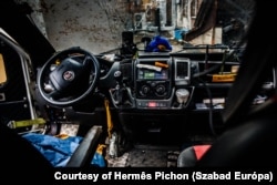 Мікроавтобус волонтерів після атаки російського безпілотника. Добропілля, 30 січня 2025 року