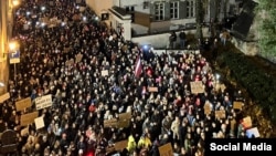 Околу 5000 луѓе протестираа во центарот на Рига против повлекувањето на Латвија од Истанбулската конвенција, 29 октомври 2025 година.