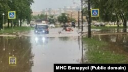 Затопленая вуліца ў Менску 5 чэрвеня 2025 году. Фота МНС Беларусі