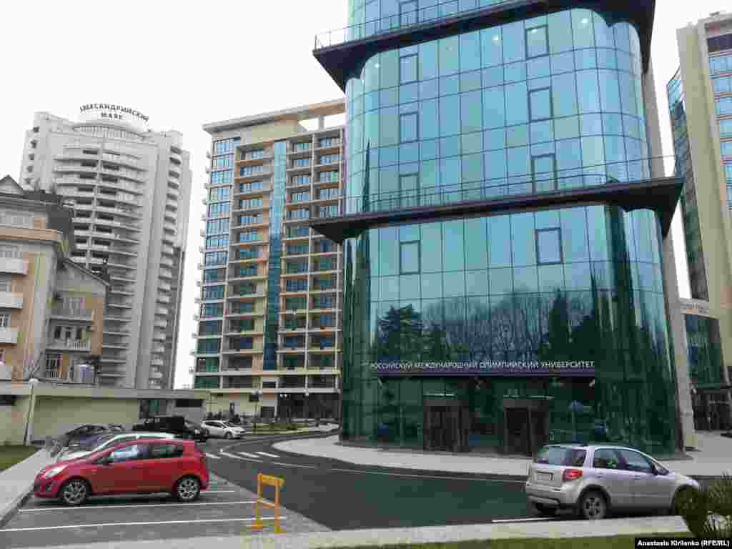"Международный олимпийский университет" украшен вывеской на русском языке, так что иностранцы не верят, что такой университет бывает