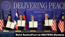 Premijer Malezije, premijer Tajlanda, premijer Kambodže i predsjednik SAD-a drže dokumente nakon svečanog potpisivanja sporazuma o prekidu vatre između Tajlanda i Kambodže, na 47. samitu Udruženja zemalja jugoistočne Azije (ASEAN) u Kuala Lumpuru, Malezija, 26. oktobra 2025.