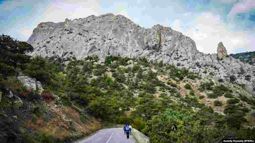 В начале маршрута. Впереди – Сокол (Куш-Кая) и скала Чертов палец (справа)