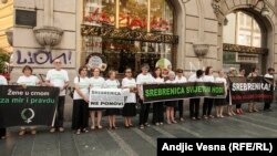 Демонстрация в Белграде в память жертв массового убийства в Сребренице