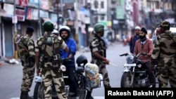 په کشمیر کې سرتېري د اګست پر پېنځمه موټرسایکل سپاره کسان پوښتنو ته درولي
