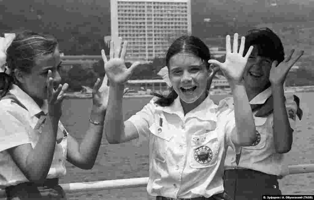 Таке ж фото в книзі «Подорож у Радянський Союз» Саманта підписала «Artekevich Sigda!» – це фраза з пісні «Артеківська клятва» і насправді фраза звучить «артеківець сьогодні – артеківець завжди»