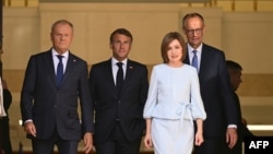 Фрідріх Мерц (крайній праворуч) із президенткою Молдови Маєю Санду, Еммануелем Макроном (другий ліворуч) і Дональдом Туском