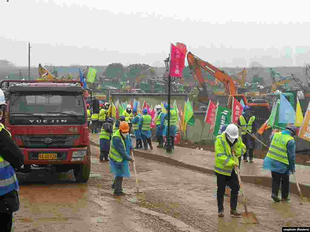 Влада Китаю пообіцяла протягом шести днів побудувати в Ухані нову лікарню для заражених коронавірусом. На фото: робітники розчищають дорогу до майданчика, де будуватиметься лікарня