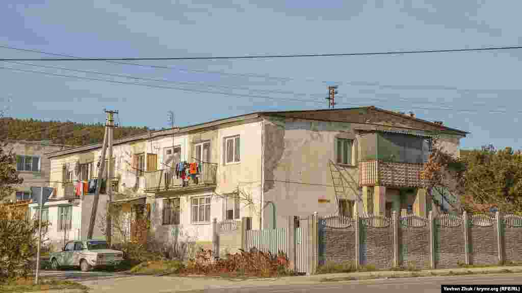 Однако встречаются и с двумя этажами: такие здесь строил совхоз «Севастопольский», который существовал с 1920-х годов