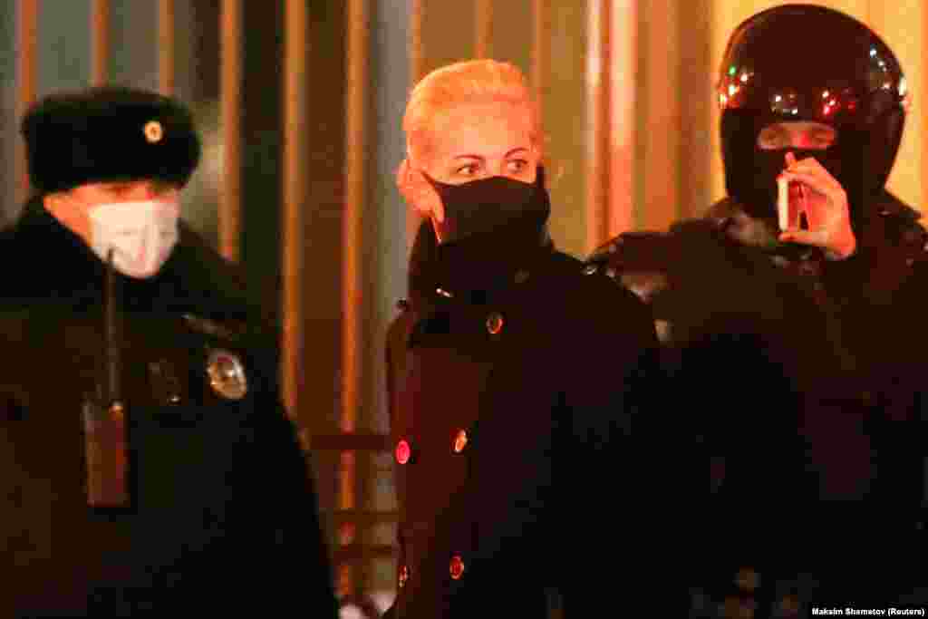 Юлія Навальна виходить із московського суду після того, як той засудив її чоловіка до тюремного ув’язнення