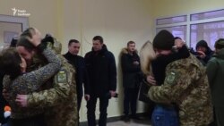 Звільнені прикордонники зустрілись із рідними у Києві (відео) Звільнені прикордонники зустрілись із рідними у Києві (відео)