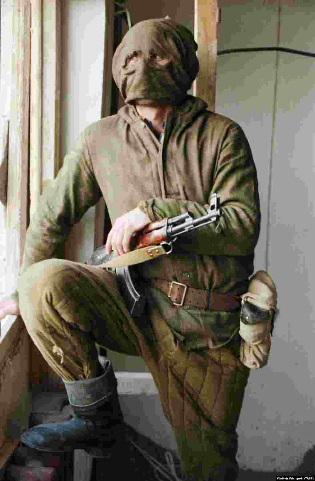 Боєць-осетин у масці.  Викрадення людей також стало звичайним явищем у регіоні під час бойових дій