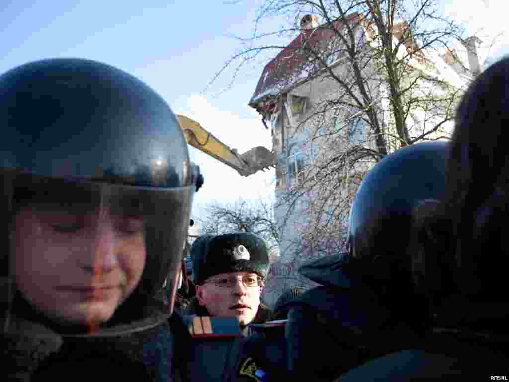 В 12 часов утра начался снос коттеджа.