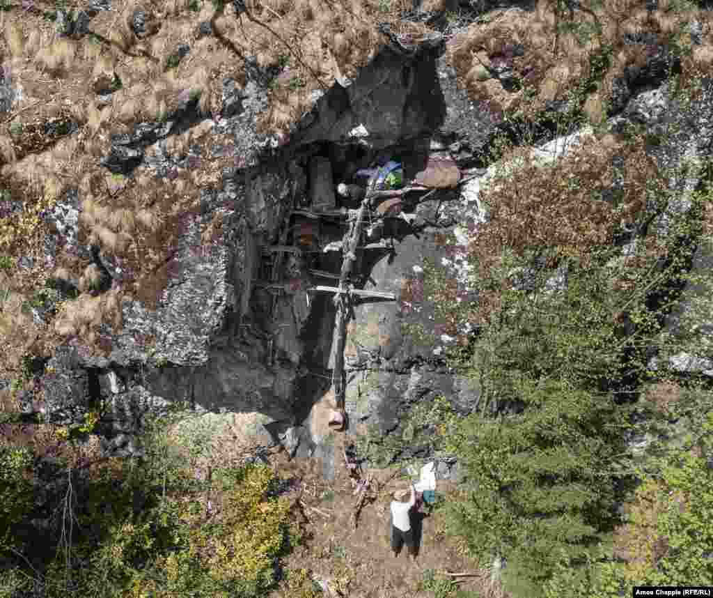 69-летний Путкарадзе говорит, что метод сбора с помощью ульев джара завораживал его еще тогда, когда он был совсем мальчишкой и наблюдал, как его отец вырубает ульи. Тем же приемам пчеловод научил и сына (на фото – в белой футболке)