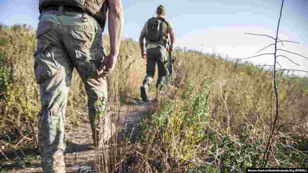 За словами солдатів, кожна стежка – небезпечна, адже з боку бойовиків ведеться неприцільний (а інколи й хаотичний) вогонь