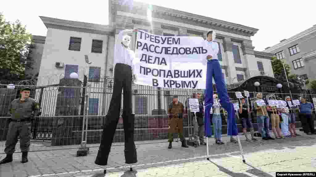 Июль 2017 года. На тринадцатую акцию пригласили «высоких людей», которые согласились «помочь с доставкой» лозунгов непосредственно к окнам работников дипломатической миссии России