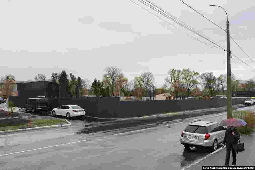 Після авіанальоту 2 березня 2022 року від будинку на три підʼїзди та девʼять поверхів залишилися бічні квартири. Зараз він демонтований