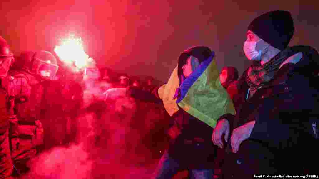 Червоний Хрест повідомляв про понад 10 постраждалих внаслідок сутичок між силовиками та активістами