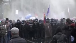 Тисячі людей протестують у Берліні проти планів Меркель щодо коронавірусних обмежень. Поліція відповідає водометами Тисячі людей протестують у Берліні проти планів Меркель щодо коронавірусних обмежень. Поліція відповідає водометами