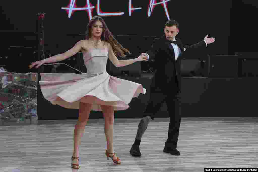 Сергій і Анастасія танцюють вальс, Київщина, 31 травня 2025 року.Сергій отримав поранення близько року тому в Серебрянському лісі. Зараз проходить реабілітацію. «Танцюю для себе, для побратимів, щоб бачили, що поранення – це тільки етап, і це не вади, це нові можливості. Сам собі доводжу, що зможу робити те, що не міг навіть до поранення», – говорить Сергій