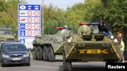 Венгерские военнослужащие на границе с Сербией вблизи КПП у города Рошке, 16 сентября, 2015