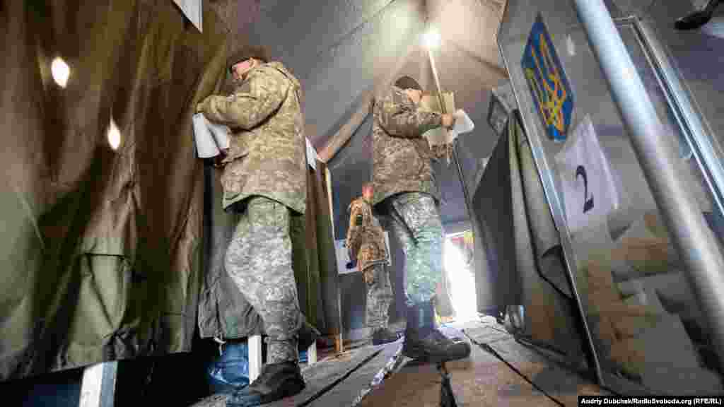 Українські військові обирають головнокомандувача на польовій виборчій дільниці поблизу передових позицій ЗСУ в Станиці Луганській, 31 березня 2019 року