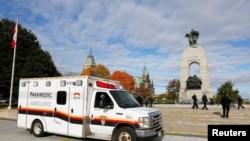 Машина скорой помощи около военного мемориала в Оттаве (Канада), где произошло нападение