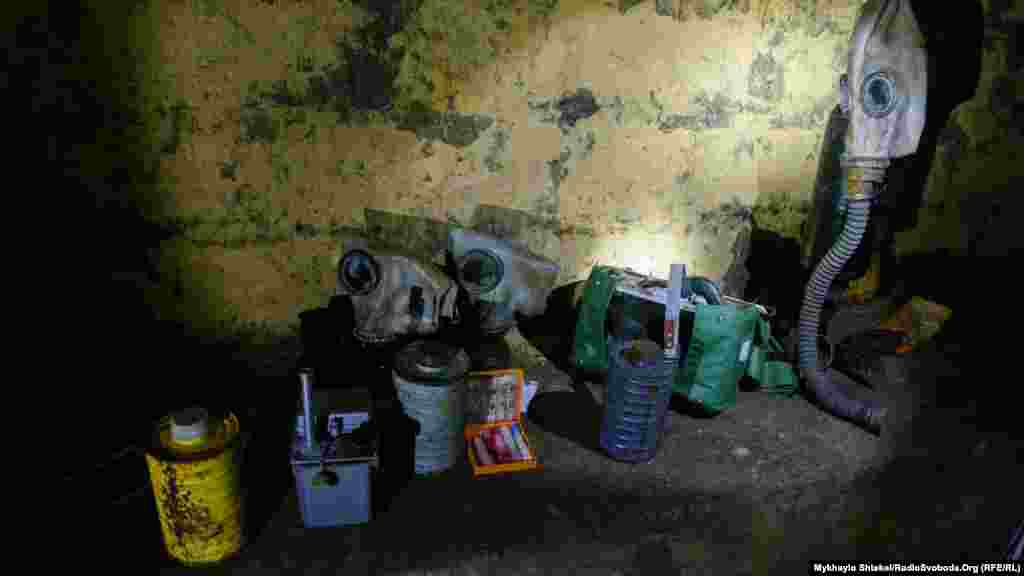 Протигази та аптечка – тут їх багато, це частина своєрідної експозиції. Предмети поклали на лави, на яких у випадку бомбардувань мали б сидіти люди