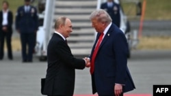 Vladimi Putin i Donald Tramp - rukovanje na Aljasci, 15. avtusta 2025. godine.