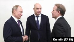 Зліва направо: президент Росії Володимир Путін, перший віцепрем'єр, міністр фінансів Росії Антон Силуанов і голова політичної ради української партії «Опозиційна платформа – За життя» Віктор Медведчук. Петербург, 20 грудня 2019 року