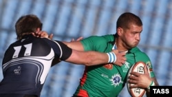 Игроки РК "Енисей-СТМ" (синяя форма) и РК "Красный Яр" (зеленая форма) в матче за Суперкубок России