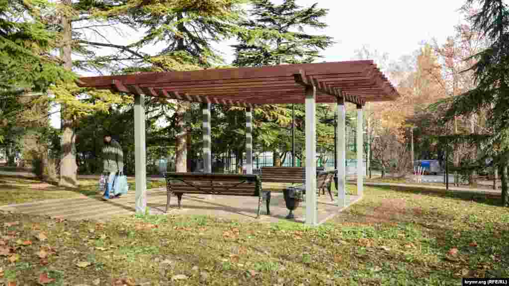 В сквере – несколько навесов от солнца, но не наблюдается навесов до дождя