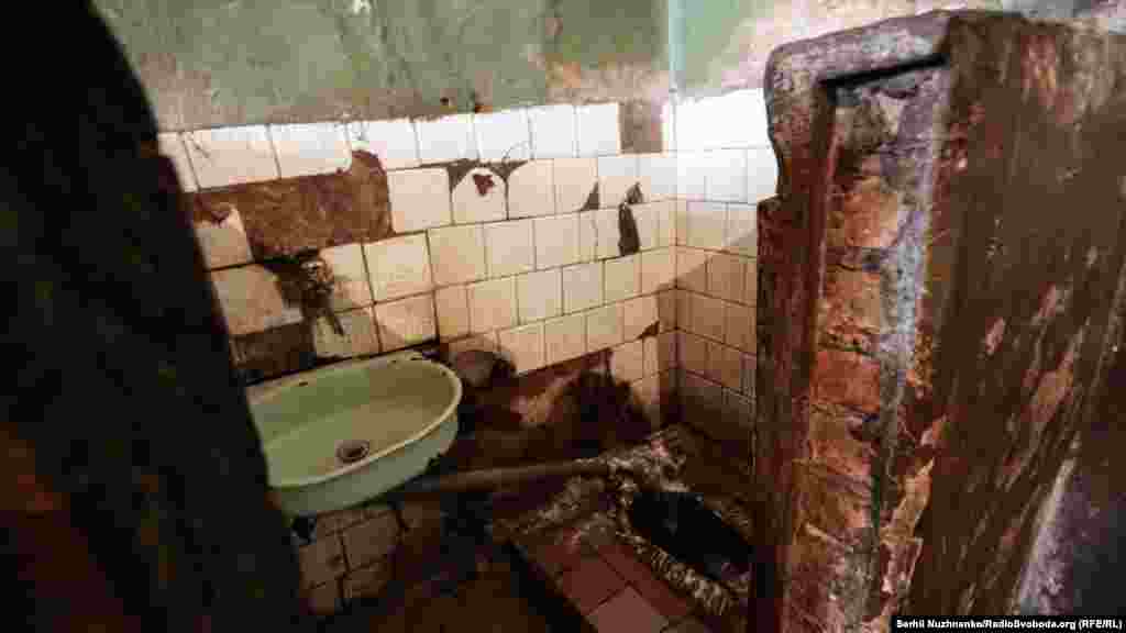 За словами працівників СІЗО, останній ремонт комунікацій у корпусі проводився у 50–60-х роках минулого століття